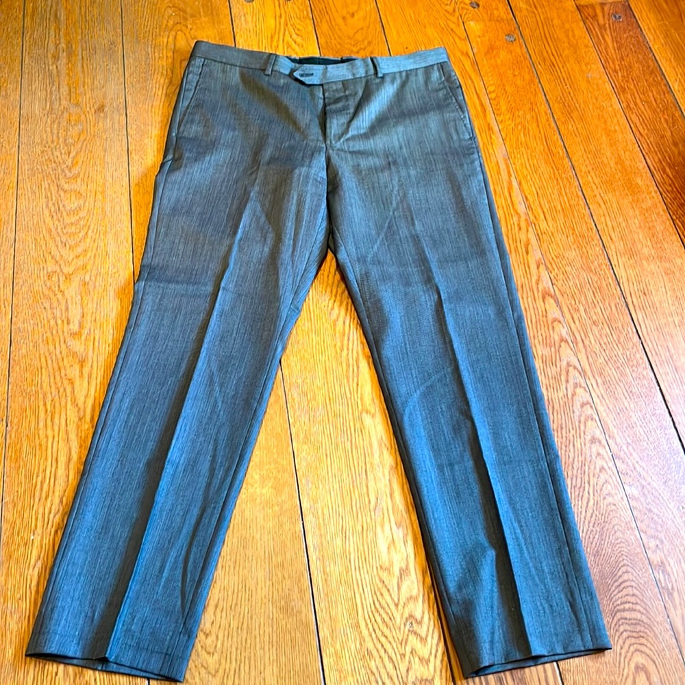 Nordstrom Mens dress pants in grey. Size 36. Mint condition